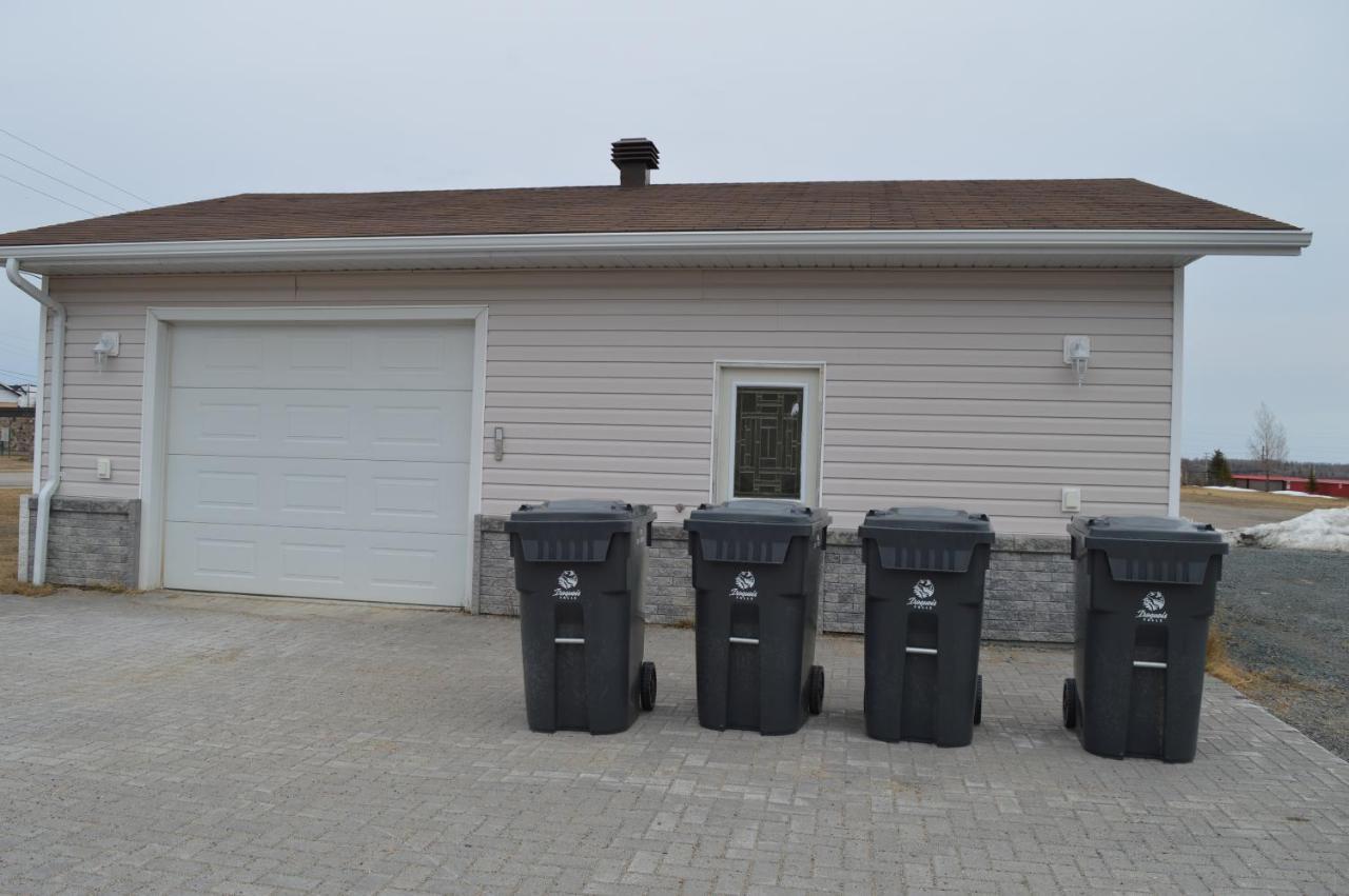 Auberge Macdonald Guest Inn Iroquois Falls Exterior photo