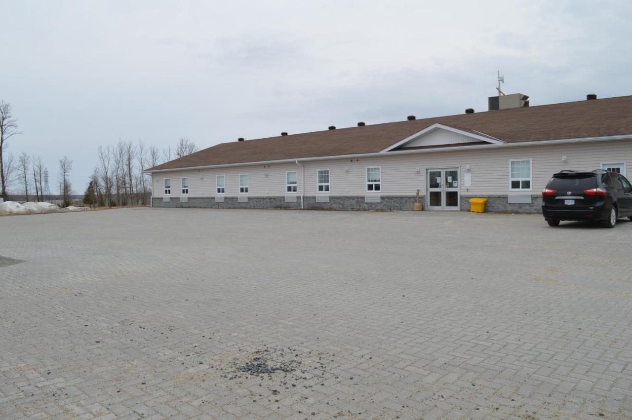Auberge Macdonald Guest Inn Iroquois Falls Exterior photo
